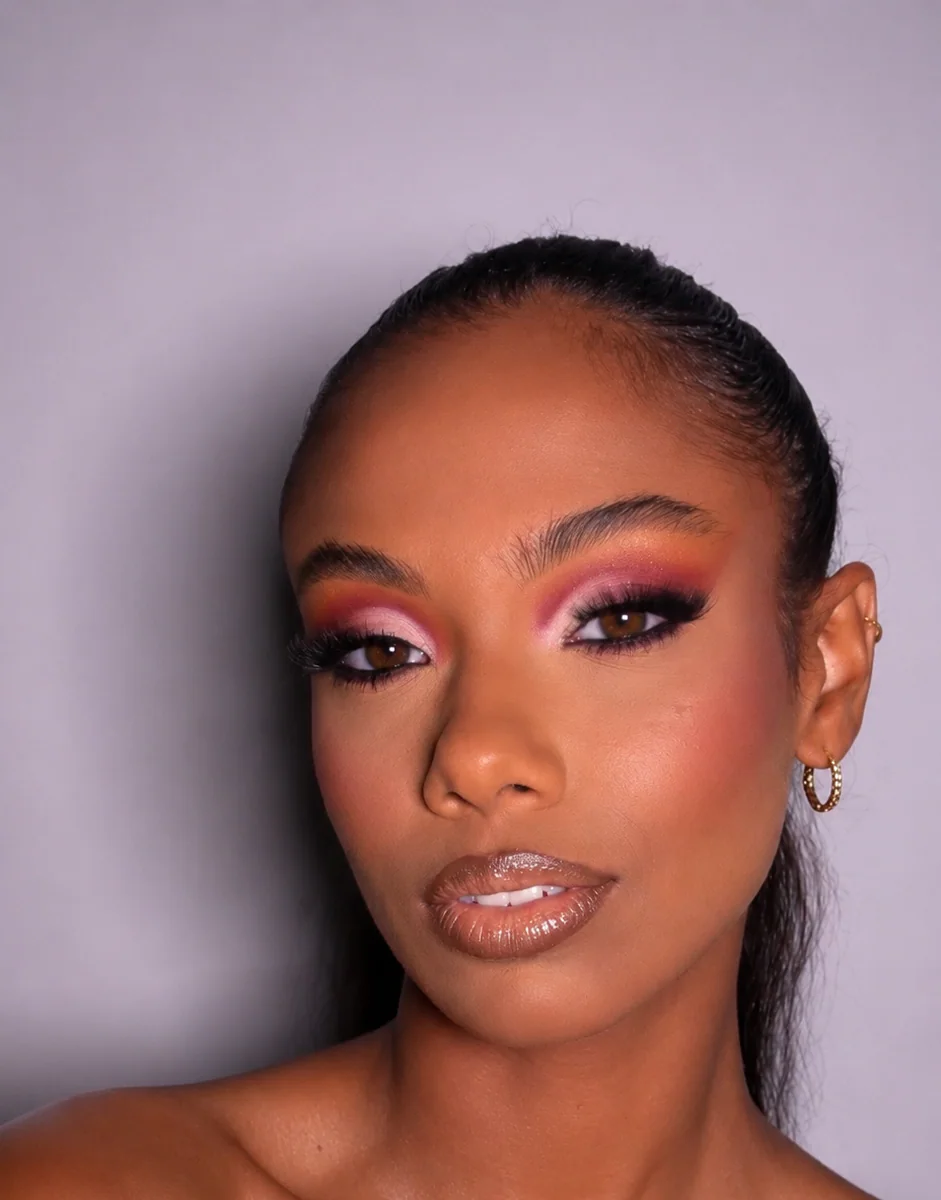Minha referência editorial de maquiagem em pele negra com olhos coloridos